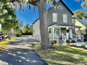 2nd floor apartment in the heart of downtown historic New Smyrna Beach